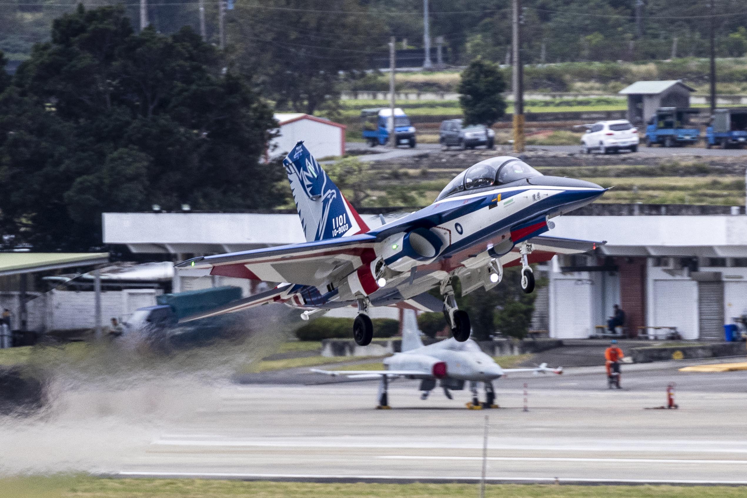 國機國造量產第2架新式高教機　漢翔董事長胡開宏親率飛交