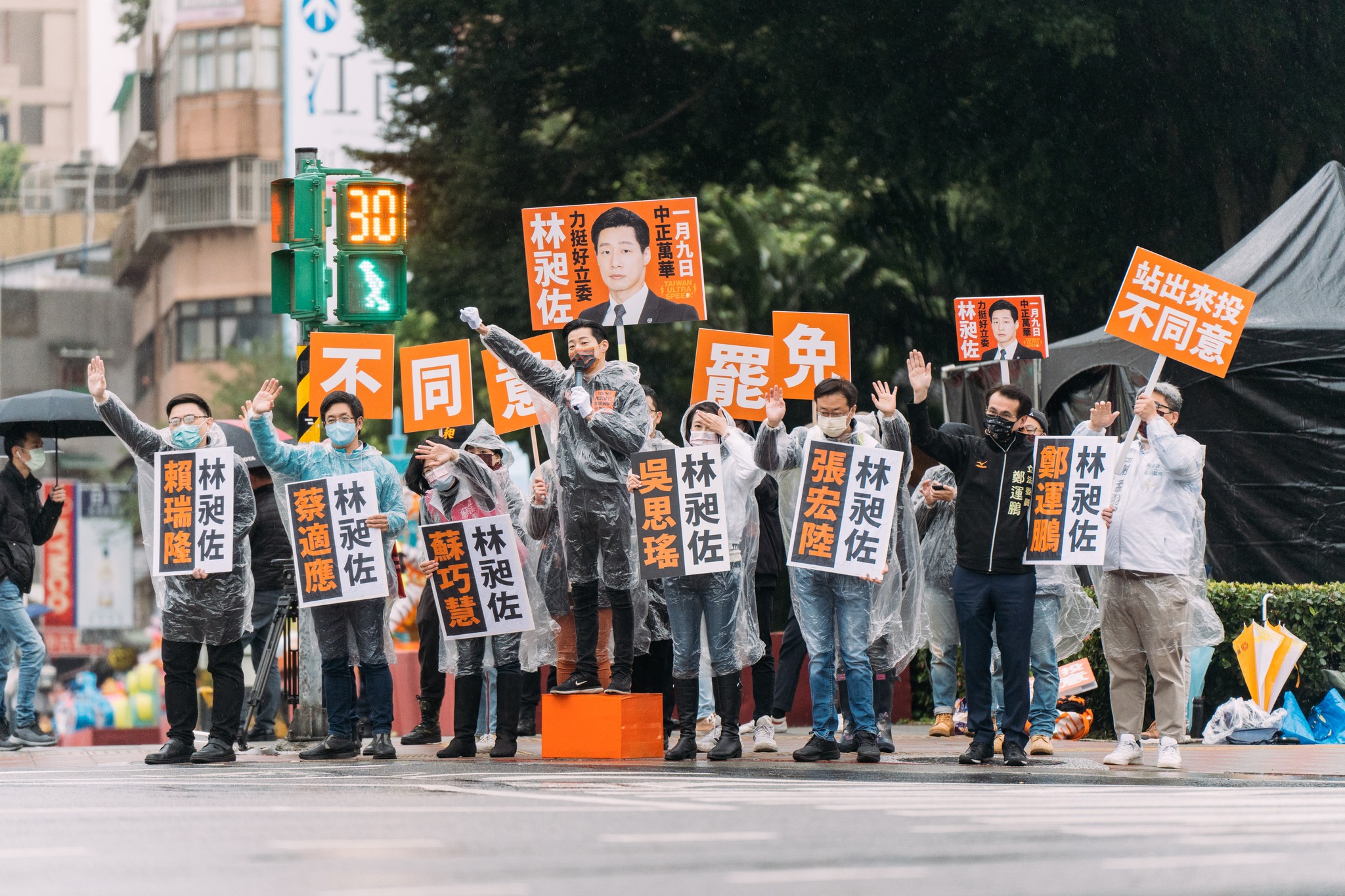 罷免倒數13天！林昶佐街頭喊投「不同意票」　鍾小平按鈴自清連署爭議