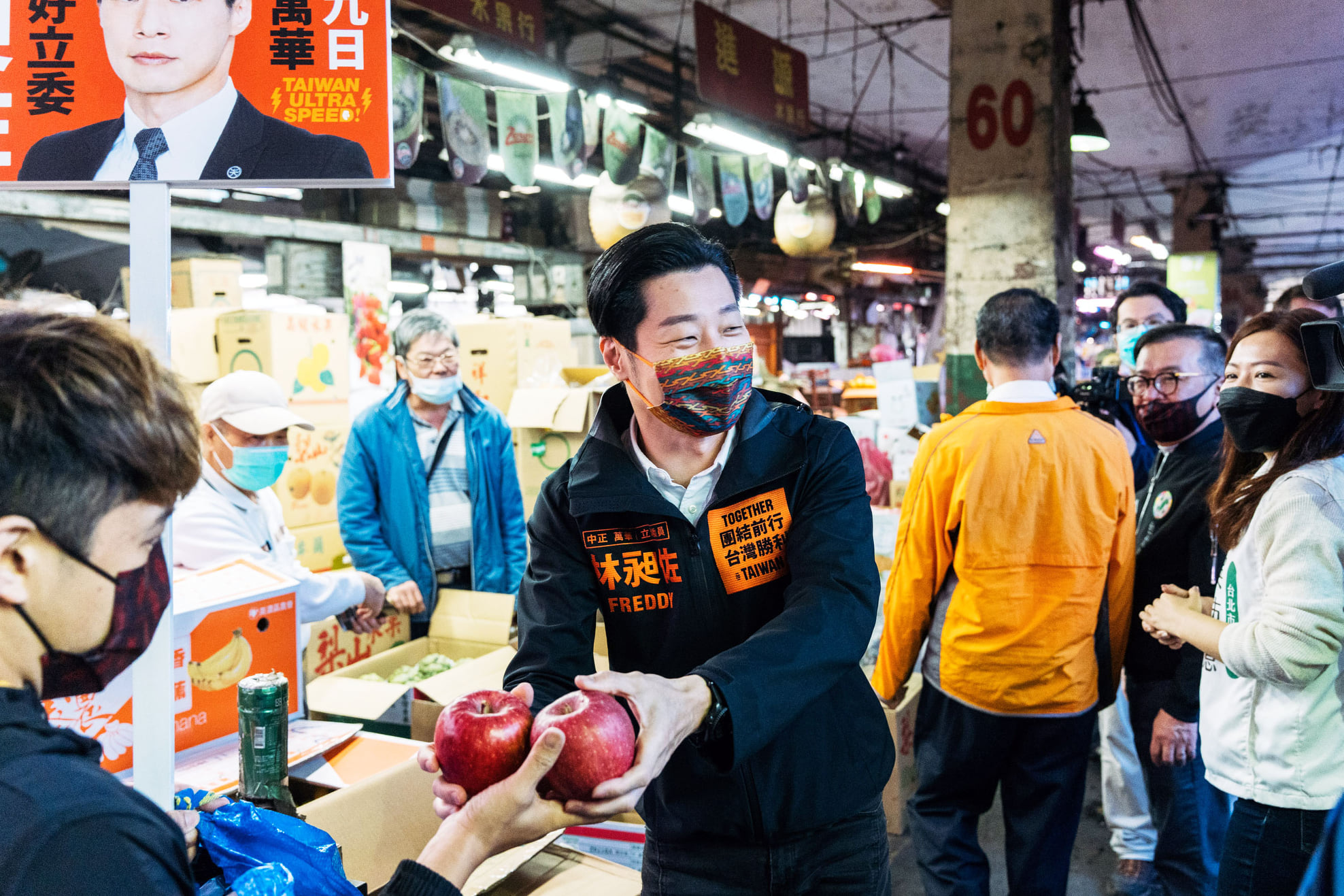 罷昶案白熱化　林昶佐路口宣傳遭反對者推擠挑釁