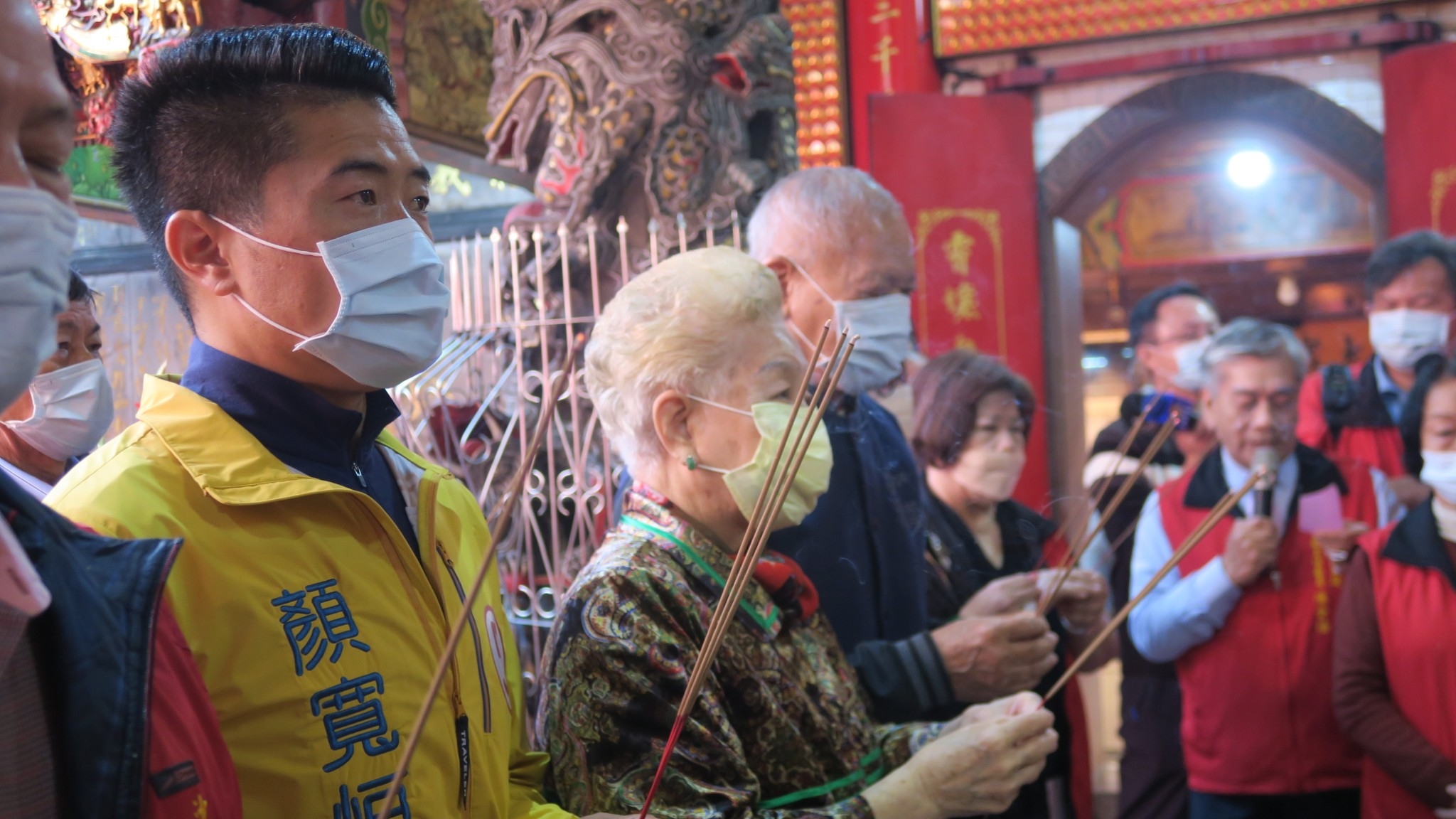 中二補選比大咖！掃街「巧遇」柯文哲父母　柯媽稱讚顏寬恒「是好人」