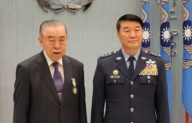 「史上最拚」軍友社理事長李棟樑5月卸任　空軍司令熊厚基頒贈獎章感謝