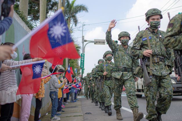 最操教召第6天！挑戰10公里戰術行軍　小學生列隊揮國旗喊加油